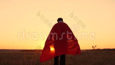 穿着红色雨衣的超人乘着夕阳飞向他的梦想。 商人英雄。 漫画